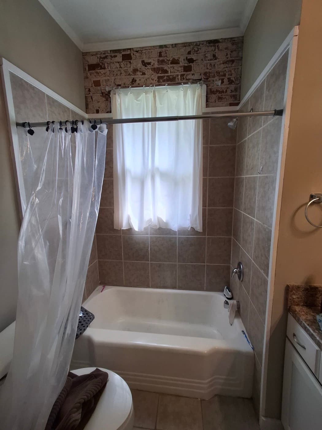 Tub & shower replacement in Greenville, SC — the original bathroom before Patriot Showers started work
