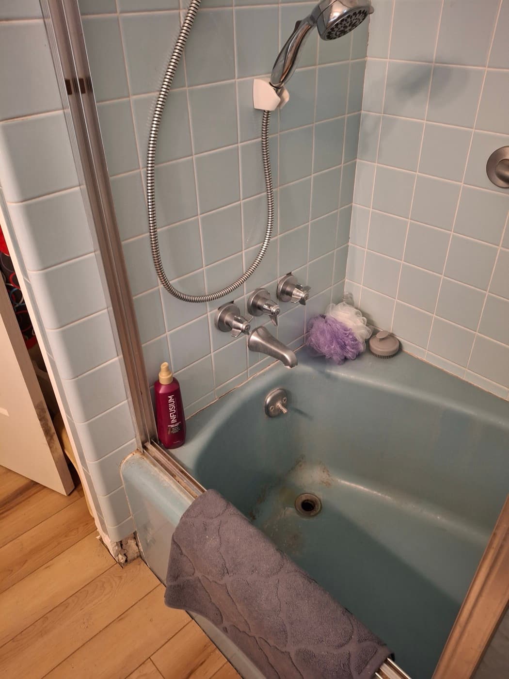 Tub & shower replacement in Spartanburg, SC — the original bathroom before Patriot Showers started work