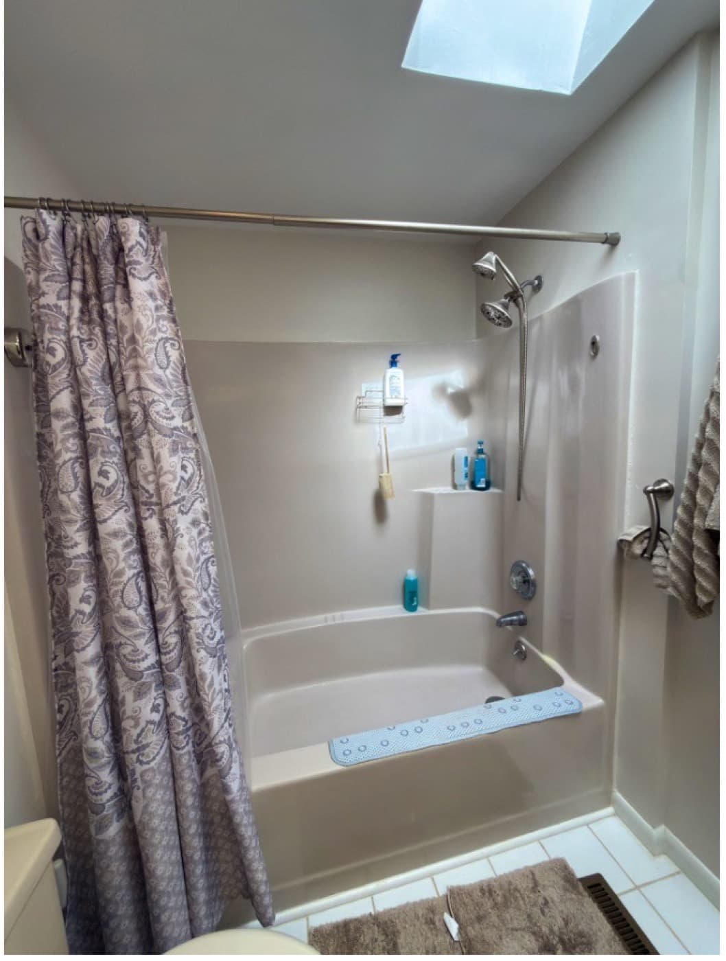 Tub-to-shower conversion in Mauldin, SC — the original bathroom before Patriot Showers started work