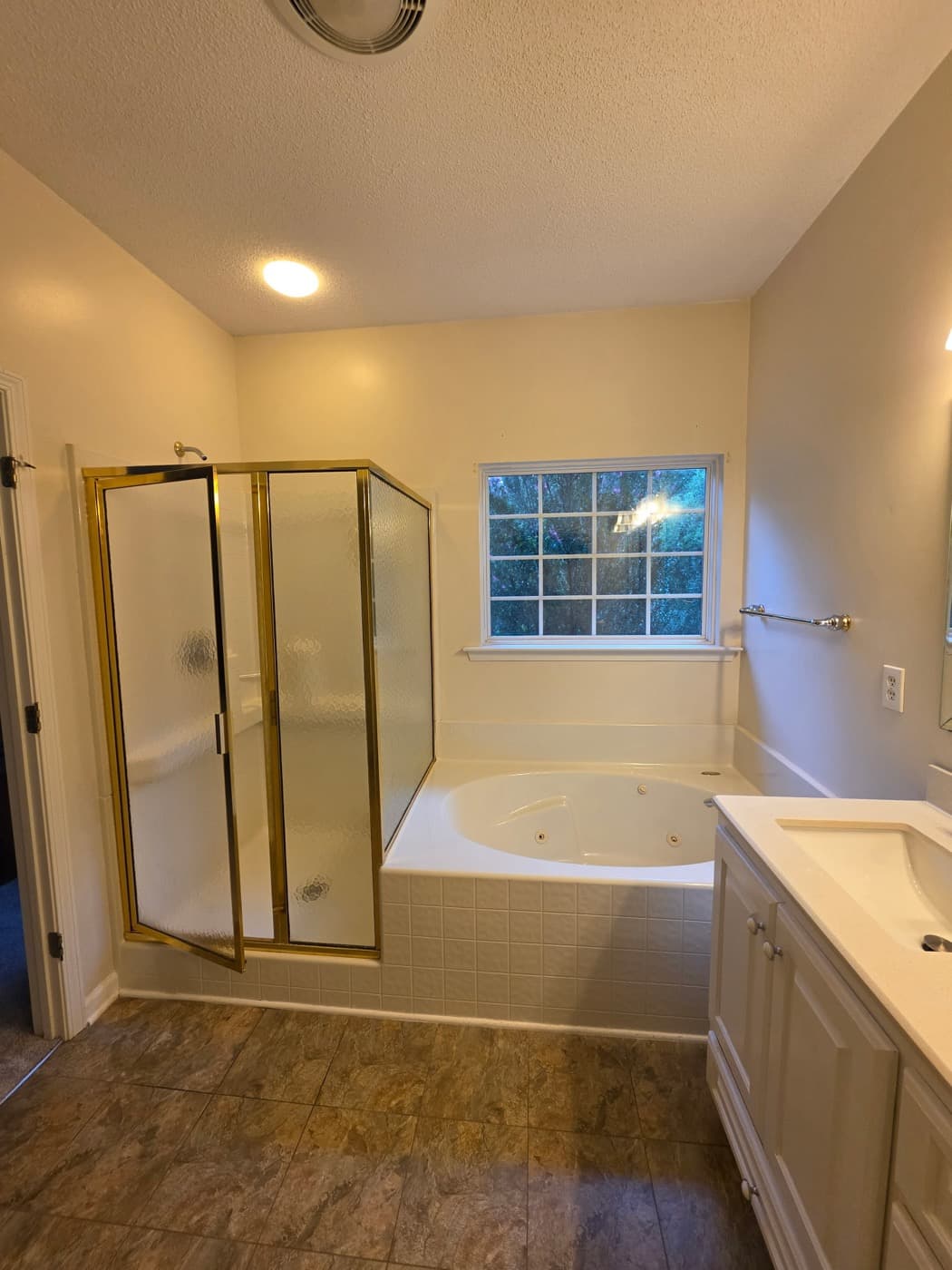 Tub-to-shower conversion in Spartanburg, SC — the original bathroom before Patriot Showers started work